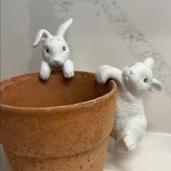 Adorable White Bunny salt and pepper shakers - Picture 4 of 5